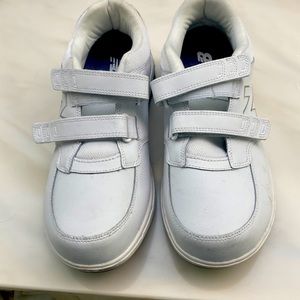New Balance men’s Velcro athletic shoes